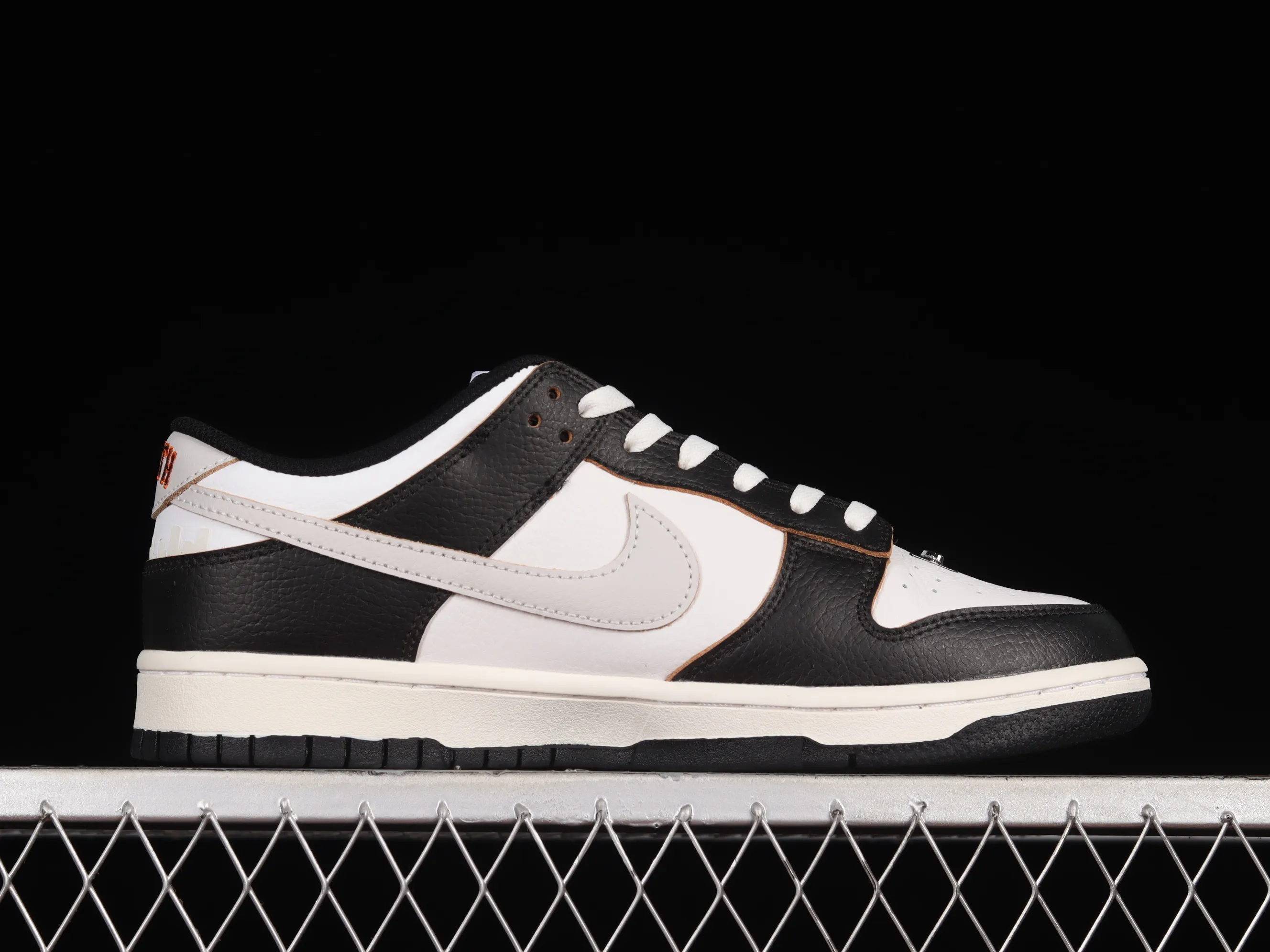 All Categories Nk SB Dunk Series Nk SB Dunk Low Low-top sneakers F version HUF x Nk SB Dunk Low "San Francisco" Black and white Panda joint model SB low-top sports and leisure sneakers FD8775-001